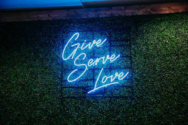 Give Serve Love marque sign